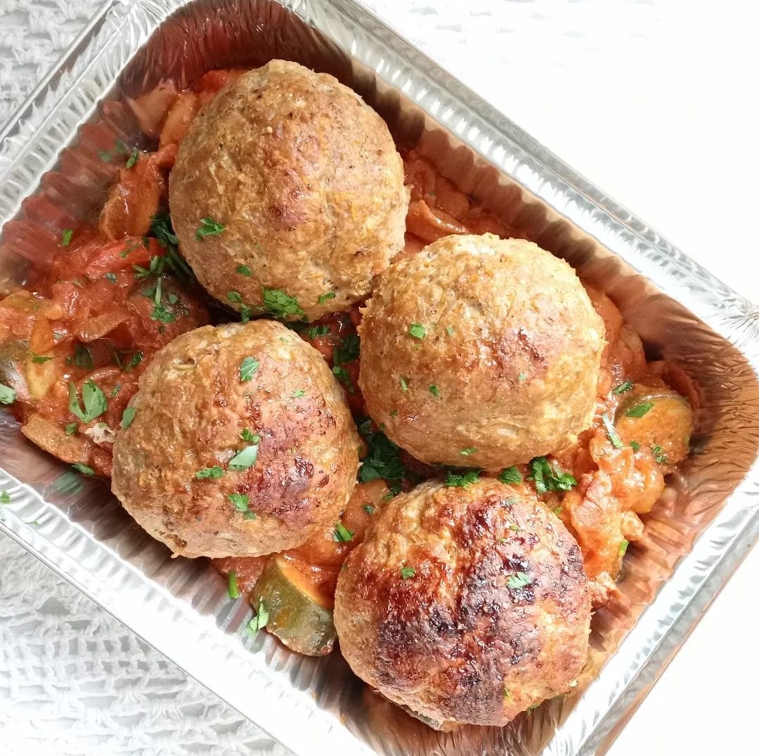 Meatballs in Onion Gravy with Minted Peas & Carrots