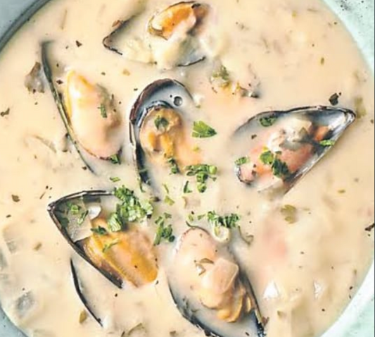 Creamy Mussel Soup with Garlic & White Wine