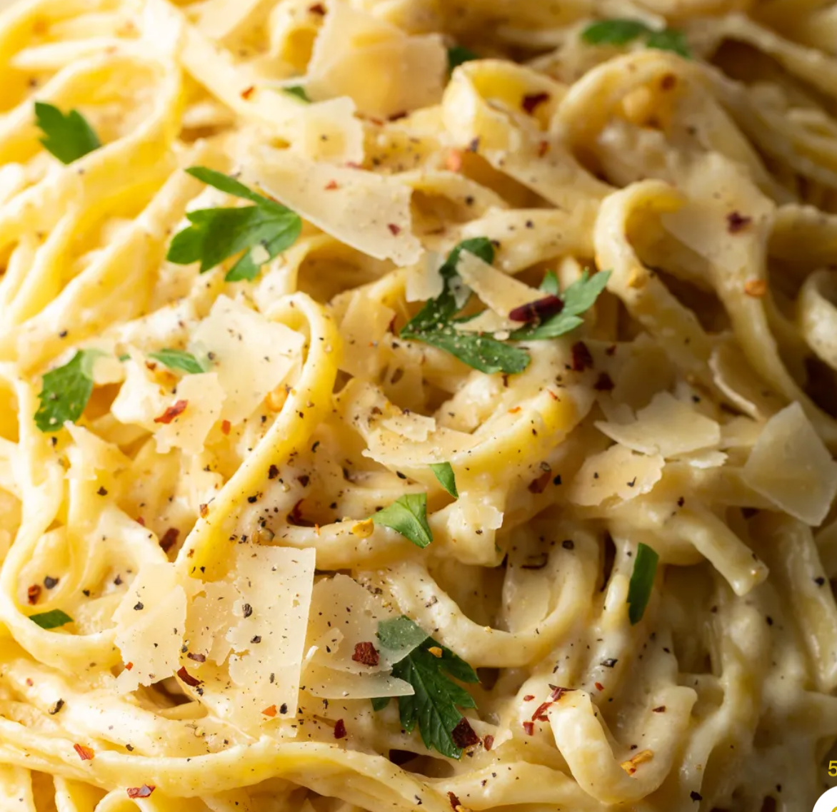 Creamy Fettuccini with Chicken, Bacon, Caramelized Onions, Peppadews & Mozzarella